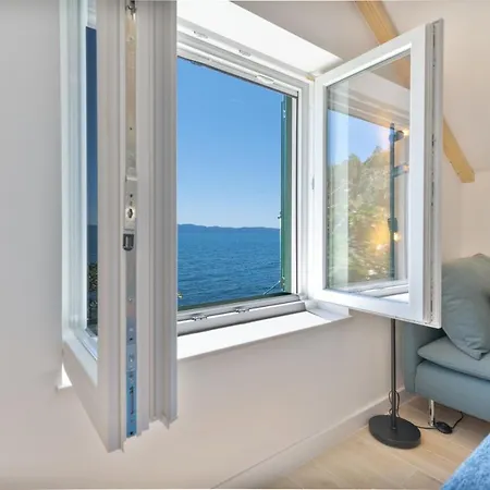 Seaside Maslina Holiday home